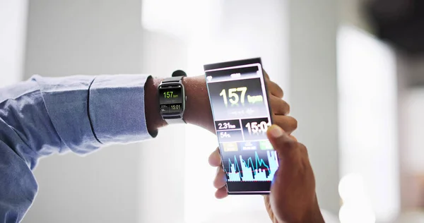 智能手表心跳显示 Smartwatch睡眠监视器 — 图库照片