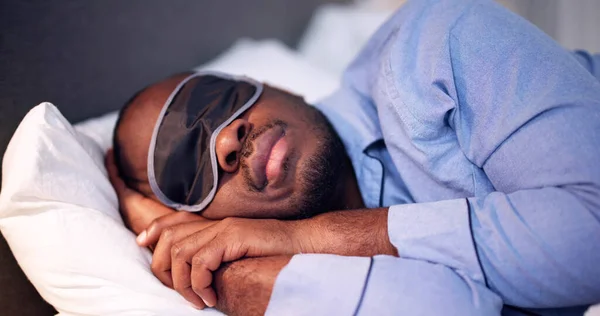 Ung Afrikansk Man Sover Med Sömnmask — Stockfoto