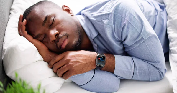 Hombre Durmiendo Con Reloj Inteligente Mano Mostrando Ritmo Cardíaco — Foto de Stock