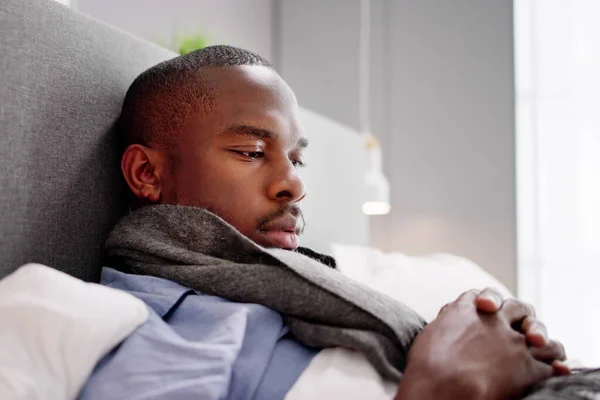 痛みを伴うベッドで病気のアフリカ人男性 — ストック写真
