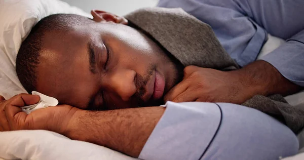 Nemocný Muž Spí Posteli Odpočinku — Stock fotografie