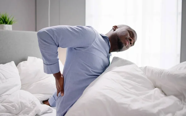Человек Сидящий Кровати Страдающий Боли Спине — стоковое фото