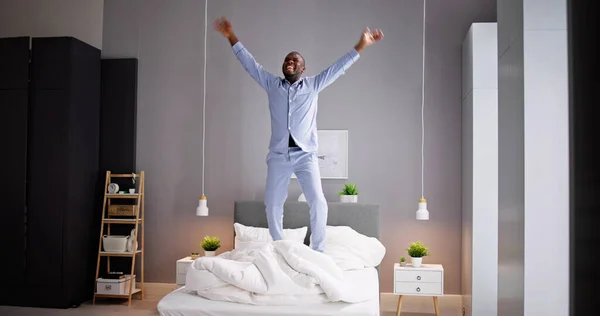 Счастливый Возбужденный Афроамериканец Лег Спать Дома — стоковое фото