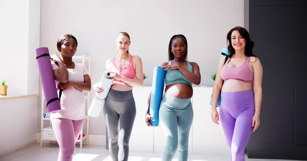 Yoga Graviditet Grupp Fitness Kvinnor Gym — Stockfoto