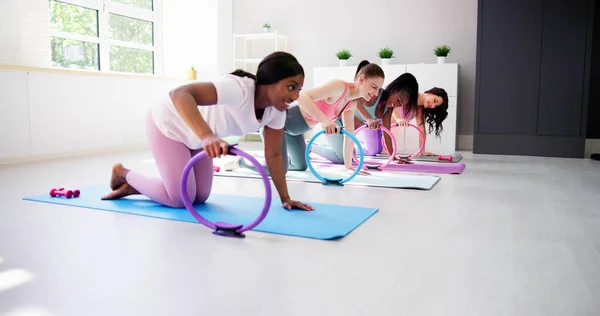 Εκπαίδευση Pilates Ring Στο Γυμναστήριο Προγεννητική Εγκυμοσύνη Ομάδα Γυμναστικής — Φωτογραφία Αρχείου