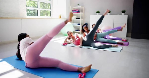 Sağlıklı Sağlık Yogası Egzersizi Hamile Kadınlar Grubu — Stok fotoğraf