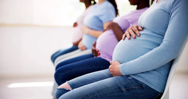 怀孕妇女团体在行中 年轻母亲 — 图库照片