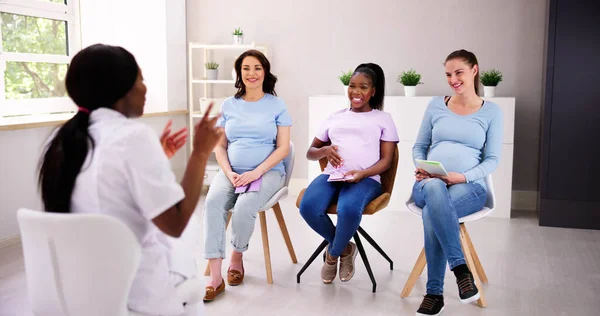 Förlossningsträningsklass Unga Kvinnor Graviditet Och Föräldraskap — Stockfoto