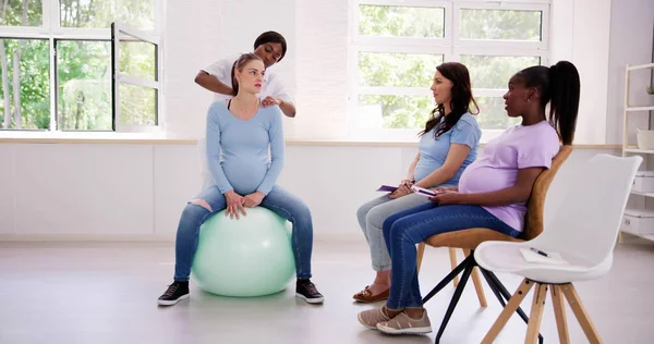 Doğum Öncesi Hamilelik Sınıfı Annelik Hazırlık Eğitim Okulu — Stok fotoğraf