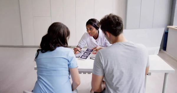 Kadın Doktor Ultrason Taramasını Hastanedeki Kadına Açıklıyor — Stok fotoğraf