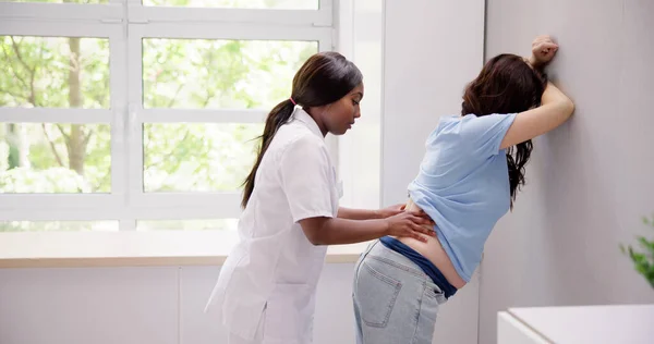 Wanita Hamil Dan Chiropractor Kantor Dokter Osteopathy — Stok Foto