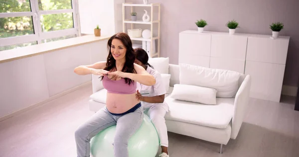 Pregnant Woman Sports Ball Training Mother Training — Stock Photo, Image