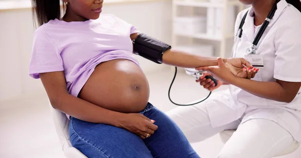 Detailní Záběr Ženského Lékaře Měření Krevního Tlaku Těhotné Ženy Klinice — Stock fotografie