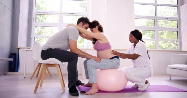 Afrikaanse Doula Zwangere Vrouwen Ondersteuning Massage — Stockfoto