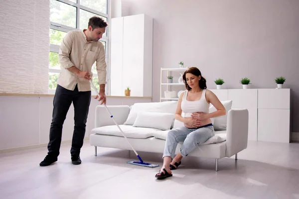 Man Helping Pregnant Wife Cleaning House Young Couple — Stock Photo, Image
