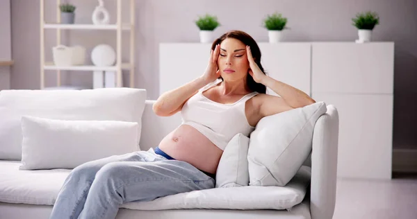 Zwangere Zieke Vrouw Met Hoofdpijn Ongemak Pijn — Stockfoto