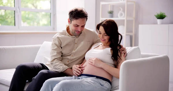 Foto Primer Plano Pareja Embarazada Tocando Vientre —  Fotos de Stock