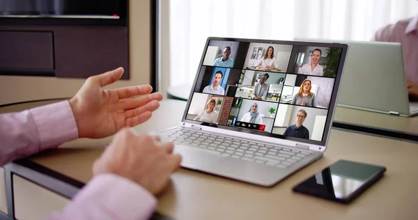 在笔记本电脑上的视频会议Wbinar在线呼叫会议 — 图库照片