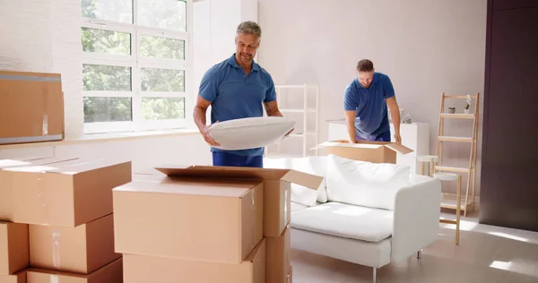 Packer Und Umzugsunternehmen Hause Lieferung Von Wohnmöbeln — Stockfoto