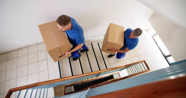 Overseas Relocator Movers Delivering Boxes Hombres Que Mueven Paquete — Foto de Stock