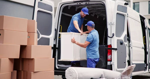 Layanan Pengiriman Furnitur Rumah Mover Membongkar Truck — Stok Foto