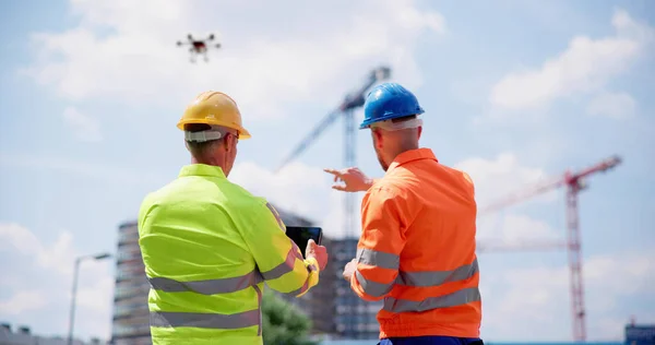 Construção Local Construção Drone Monitoramento Remoto Usando Tablet — Fotografia de Stock