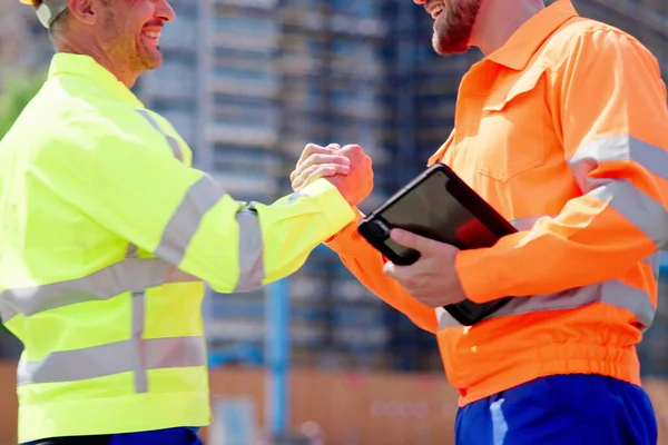 建設現場労働者の手を振る 技術者握手 — ストック写真