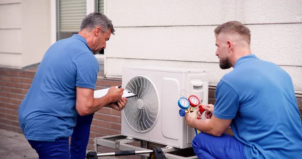 Industrial Air Conditioning Technician Hvac Cooling System Repair — 图库照片