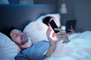 Geceleri yatak odasında uyumadan önce cep telefonunu izlemek.