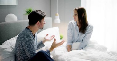 Yataktaki Üzgün Kadın. Bunalımdaki Aile Çifti