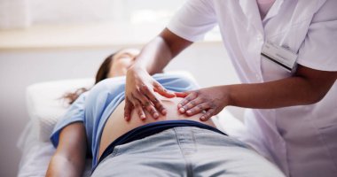 Doğum öncesi Spa Masajı. Kadın Hamileliği Sağlığı