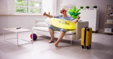 Evde Yaz Seyahati Sahil Tatili. Mutlu Adam Yaşam Tarzı