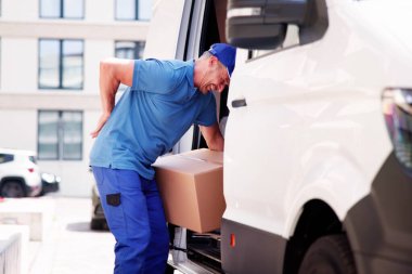 Kutu Sırt Ağrısı Kaldırılıyor. Ağır Kutularla Karıştır