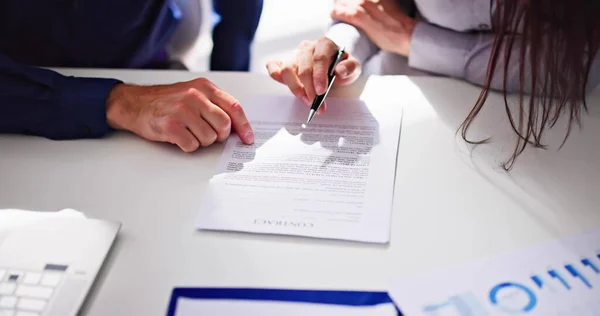 Advokat Hand Dokument Granskning Och Kontraktsmedling — Stockfoto