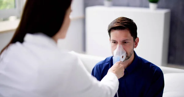 Nebulizador Respiração Dpoc Asma Máscara Dados Pelo Doutor Pela Enfermeira — Fotografia de Stock
