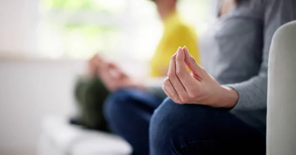 Meditazione Yoga Famiglia Sul Divano Fitness Domestico — Foto Stock