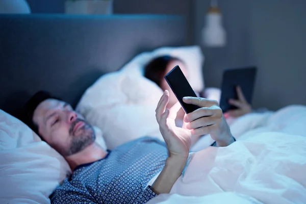 Mobiltelefon Nézés Lefekvés Előtt Hálószobában — Stock Fotó