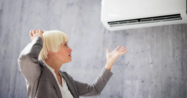 Zieke Vrouw Met Koude Pijnlijke Keel Van Airconditioning — Stockfoto