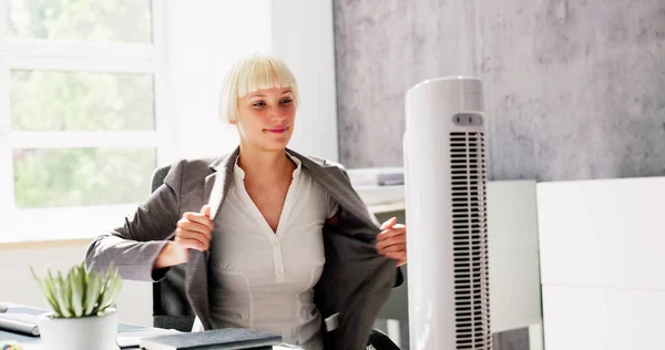 Fan Ventilator Listrik Hot Office Hembusan Angin Dingin — Stok Foto