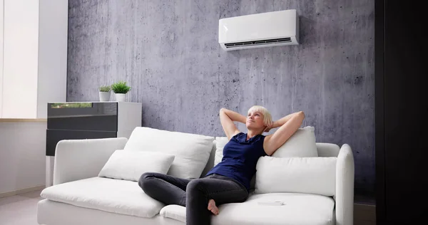 Gelukkige Jonge Vrouw Ontspannen Onder Airconditioning — Stockfoto