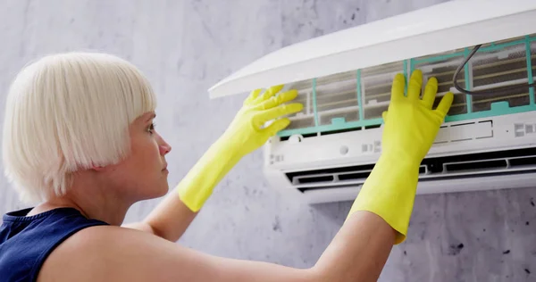 Joven Mujer Limpieza Aire Acondicionado Sistema Casa — Foto de Stock