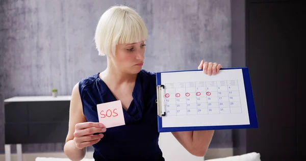 Vrouw Met Behulp Van Menstruele Cyclus Periode Kalender — Stockfoto