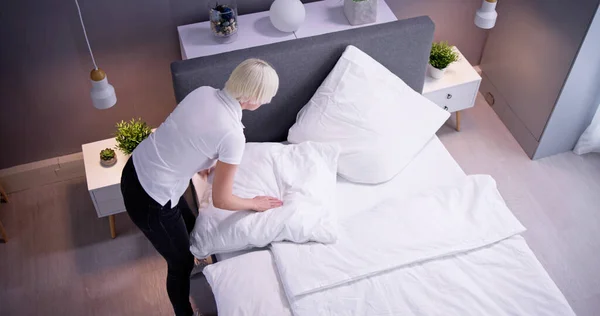 Ung Kvinnlig Hushållerska Byter Sängkläder Hotellrummet — Stockfoto