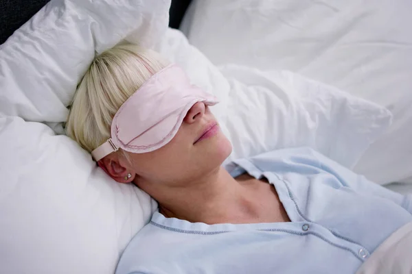 Uyku Maskesi Yatak Odasında Uyuyan Genç Kadın — Stok fotoğraf