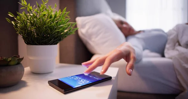 Mujer Acostada Cama Durmiendo Alarma Teléfono Móvil —  Fotos de Stock