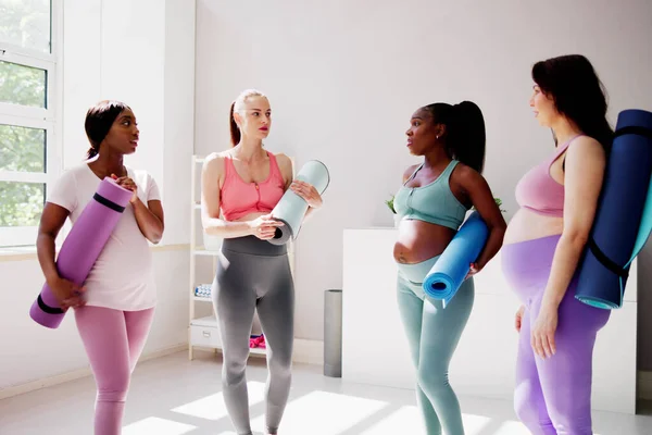 Yoga Hamilelik Grubu Spor Salonu Spor Salonundaki Kadınlar — Stok fotoğraf