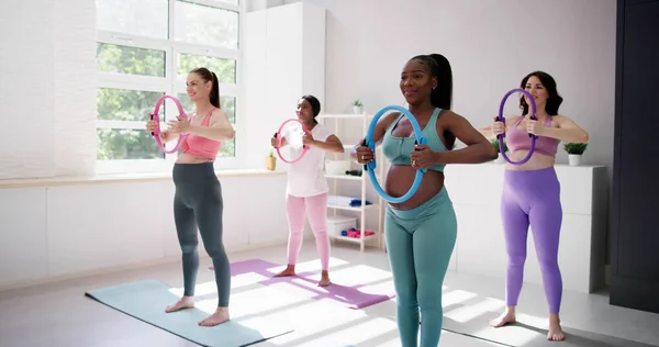 练习普拉提环在健身房 产前怀孕群体健康 — 图库照片