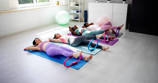 Trening Pierścieniem Pilates Siłowni Ciąża Prenatal Group Fitness — Zdjęcie stockowe