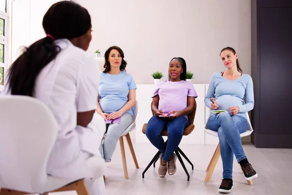 Prenatal Trainer Class Mladé Ženy Těhotenství Rodičovství — Stock fotografie