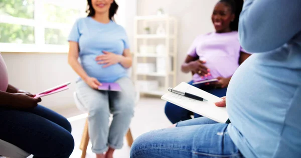 Gravid Förväntar Kvinnor Grupp Klass Graviditet Och Moderskap — Stockfoto